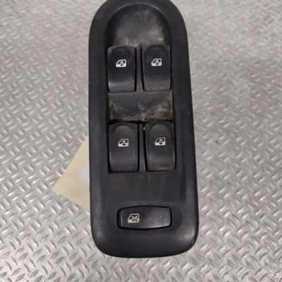Commande lève-glace porte avant gauche Renault CLIO III Grandtour (KR0-1_) 1.5 dci (2010-2012) 5 portes