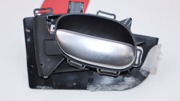 Poignee int porte avg Peugeot 206 (2L_, 2M_) 1.4 i (2010-2013)