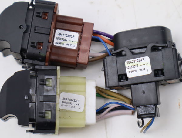 Commande lève-glace porte avant gauche Renault CLIO IV (BH_) 0.9 tce 90 (2012) 5 portes