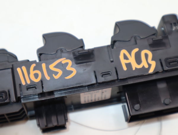 Commande lève-glace porte avant gauche Citroën C3 AIRCROSS II (2R_, 2C_) 1.2 puretech 110 (2rhnzb, 2rhnzw, 2rhnpx, 2rhnpj) (2017)