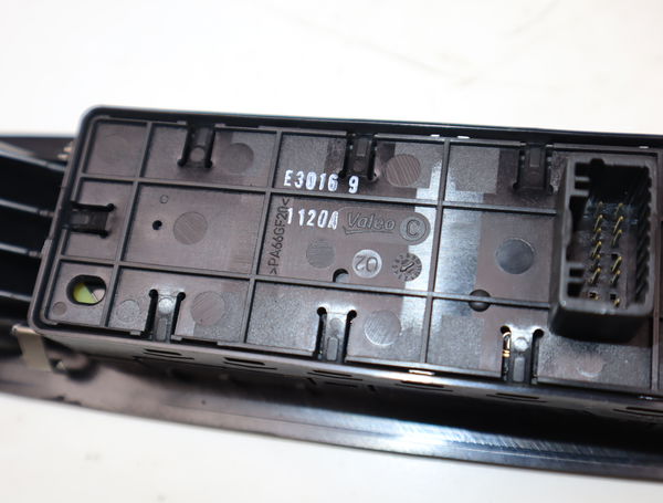 Commande lève-glace porte avant gauche Renault MEGANE III 3-5 portes (BZ0-1_, B3_) 1.5 dci (2009) 5 portes