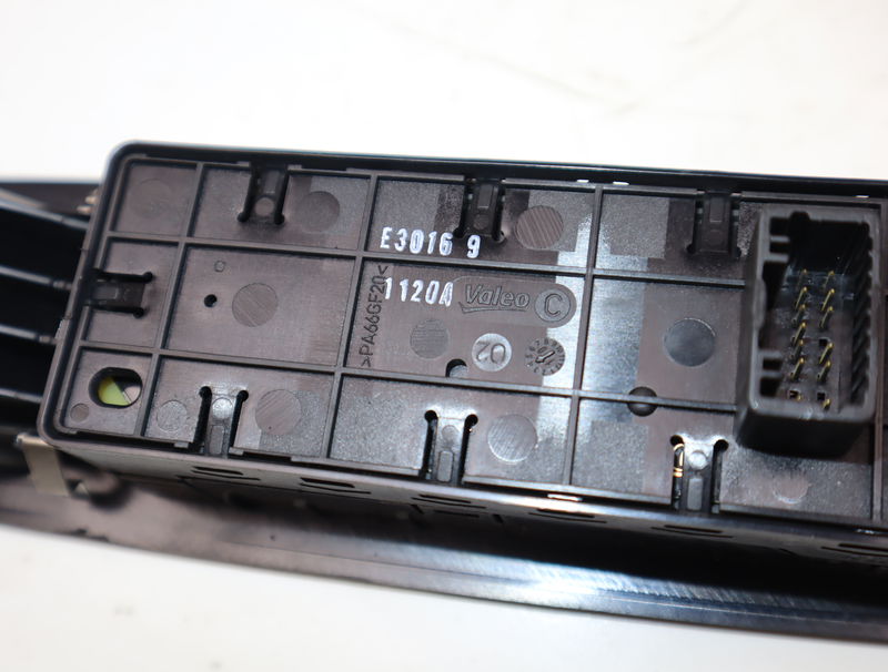 Commande lève-glace porte avant gauche Renault MEGANE III 3-5 portes (BZ0-1_, B3_) 1.5 dci (2009) 5 portes