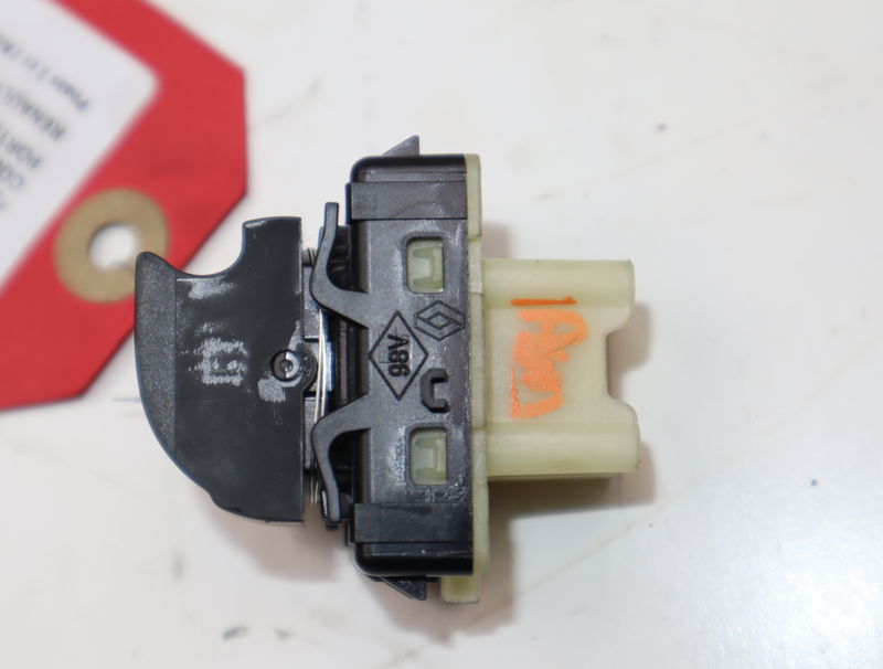 Commande lève-glace porte avant droite Renault CLIO IV (BH_) 0.9 tce 90 (2012) 5 portes