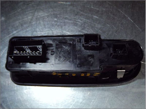 Commande lève-glace porte avant gauche Citroën C5 III (RD_) 1.6 hdi 115 (2012)