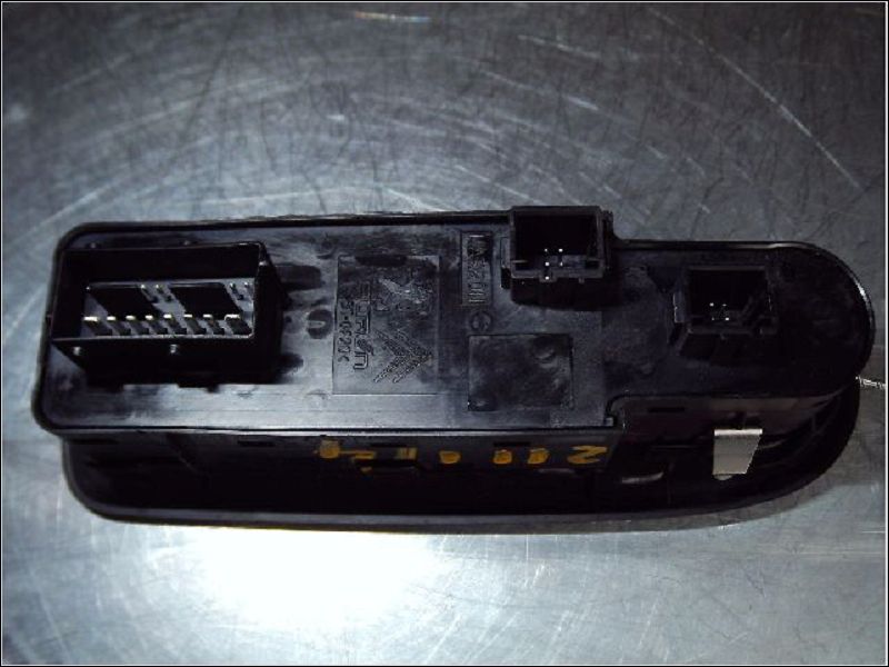 Commande lève-glace porte avant gauche Citroën C5 III (RD_) 1.6 hdi 115 (2012)
