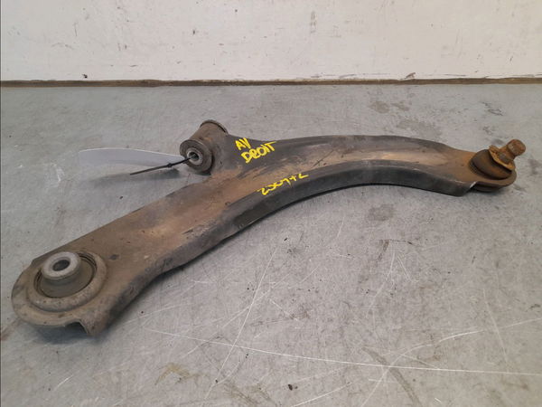 Triangle inf avd RENAULT CLIO III  1.4i 16v 100ch