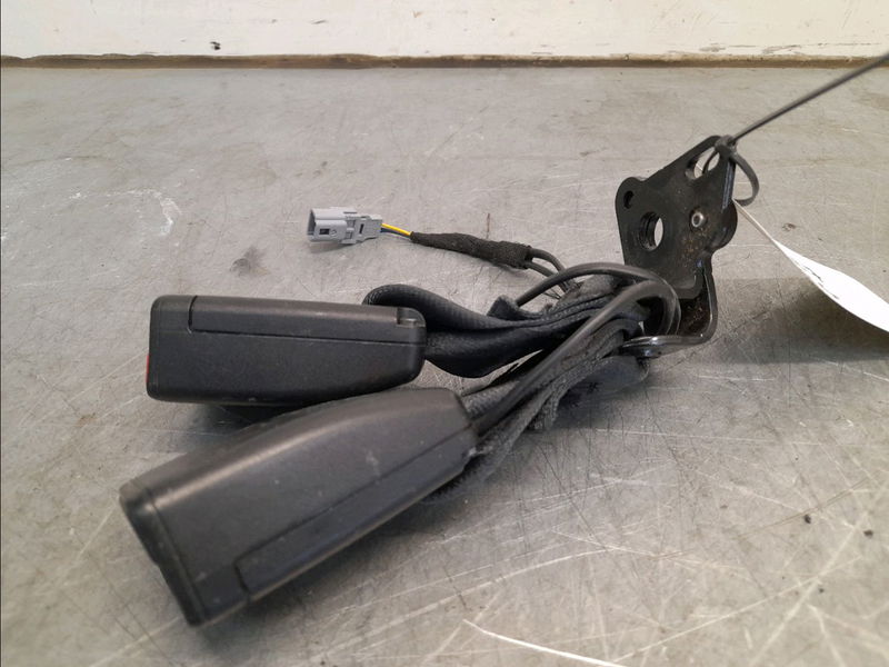 Ancrage ceinture arrière gauche Renault CLIO IV (BH_) 1.5 dci 90 (2012) 5 portes