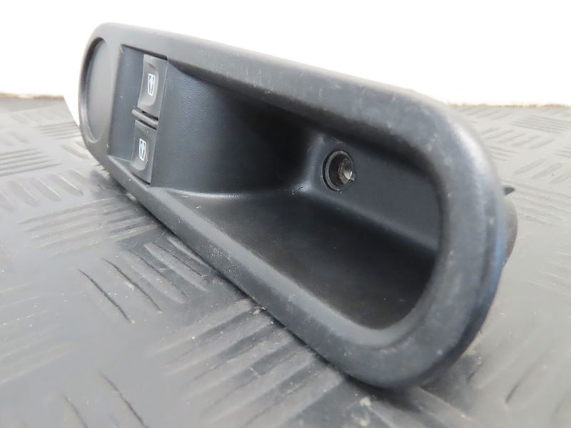 Commande lève-glace porte avant gauche Renault TWINGO III (BCM_, BCA_) 1.0 sce 70 (2014) 5 portes
