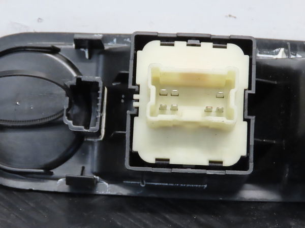 Commande lève-glace porte avant gauche Renault TWINGO III (BCM_, BCA_) 1.0 sce 70 (2014) 5 portes