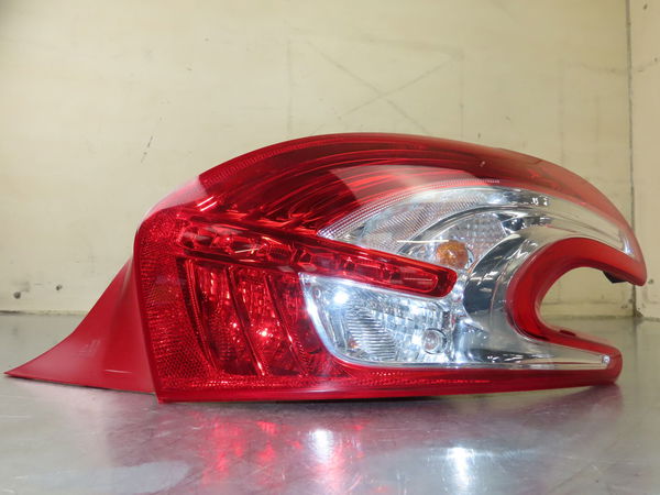 Feu arrière droit Peugeot 208 I (CA_, CC_) 1.6 (2012)