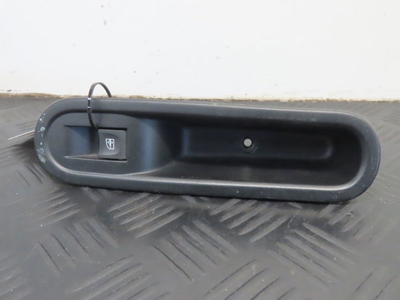 Commande lève-glace porte avant droite Renault TWINGO III (BCM_, BCA_) 1.0 sce 70 (2014) 5 portes