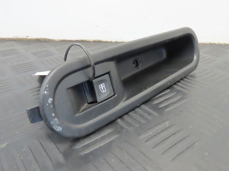 Commande lève-glace porte avant droite Renault TWINGO III (BCM_, BCA_) 1.0 sce 70 (2014) 5 portes