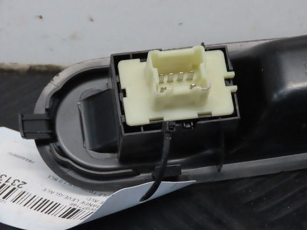 Commande lève-glace porte avant droite Renault TWINGO III (BCM_, BCA_) 1.0 sce 70 (2014) 5 portes