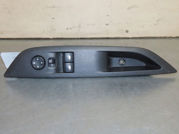 Commande lève-glace porte avant gauche Peugeot 208 II (UB_, UP_, UW_, UJ_) 1.2 puretech 75 (2019)