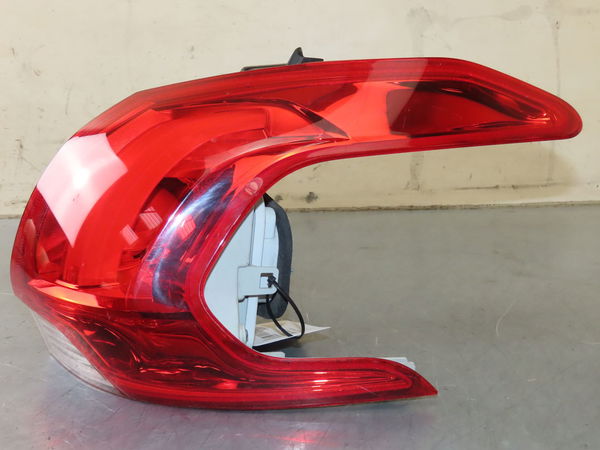 Feu arrière droit PEUGEOT 2008