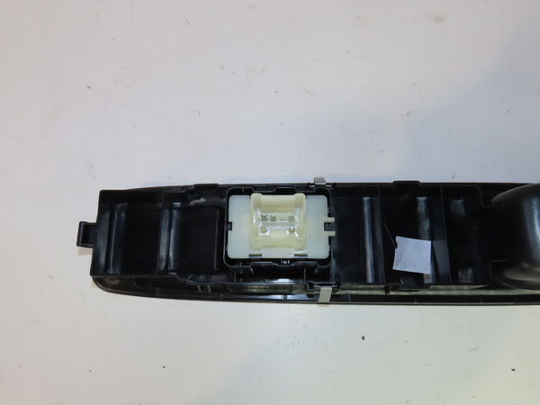 Commande lève-glace porte avant droite Dacia SANDERO III 1.0 tce 100 eco-g (2021)
