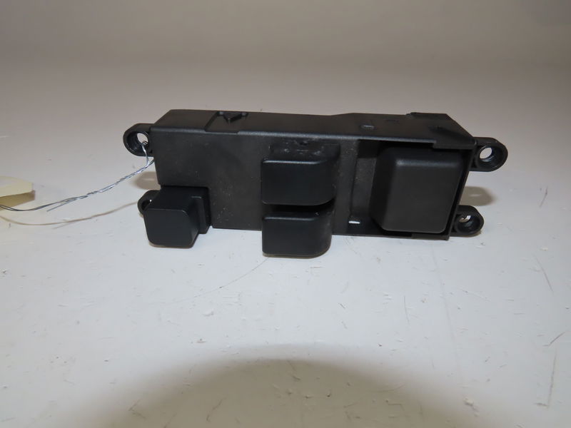Commande lève-glace porte avant gauche Nissan MICRA II (K11) 1.0 i 16v (1992-2000)
