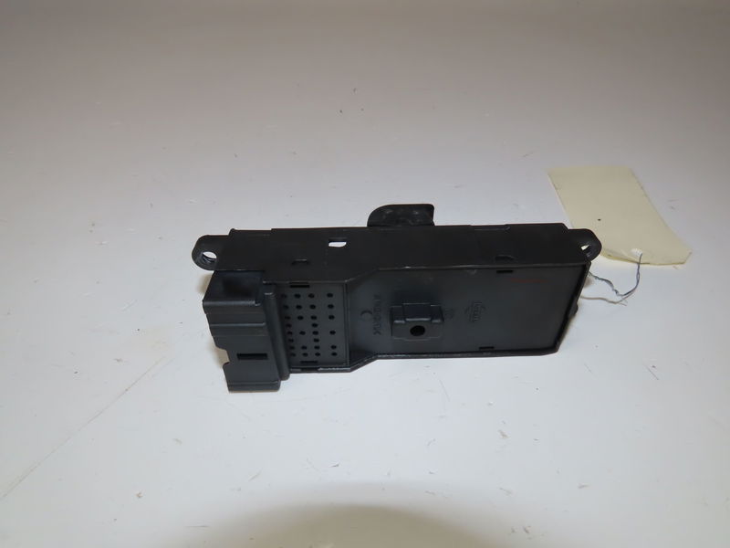 Commande lève-glace porte avant gauche Nissan MICRA II (K11) 1.0 i 16v (1992-2000)