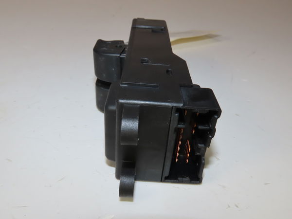 Commande lève-glace porte avant gauche Nissan MICRA II (K11) 1.0 i 16v (1992-2000)