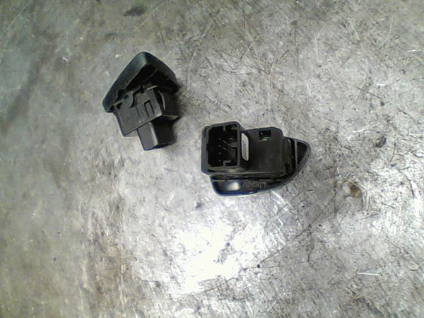 Commande lève-glace porte avant gauche Ford KA (RU8) 1.3 tdci (2008-2016)