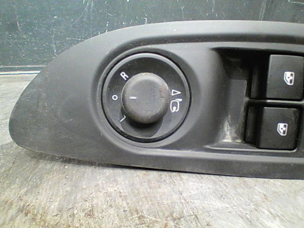 Commande lève-glace porte avant gauche Opel MOKKA - MOKKA X (J13) 1.4 (_76) (2013)