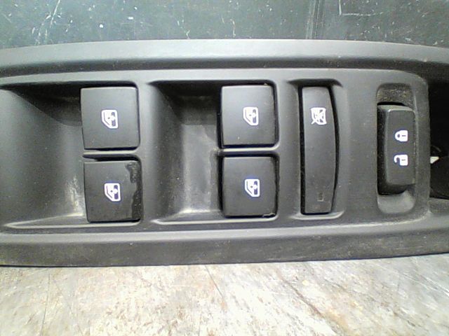 Commande lève-glace porte avant gauche Opel MOKKA - MOKKA X (J13) 1.4 (_76) (2013)