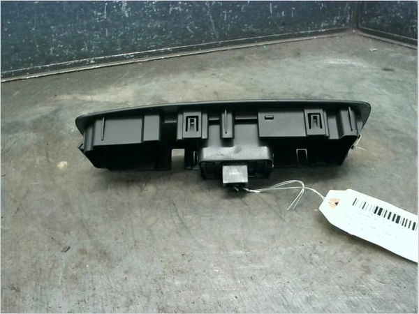 Commande lève-glace porte avant droite Renault MEGANE IV 3-5 portes (B9A-M-N_) 1.6 dci 130 (b9a4) (2015)
