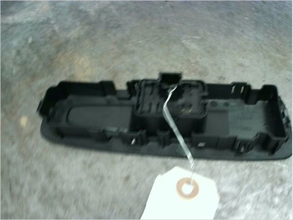 Commande lève-glace porte avant droite Renault MEGANE IV 3-5 portes (B9A-M-N_) 1.6 dci 130 (b9a4) (2015)