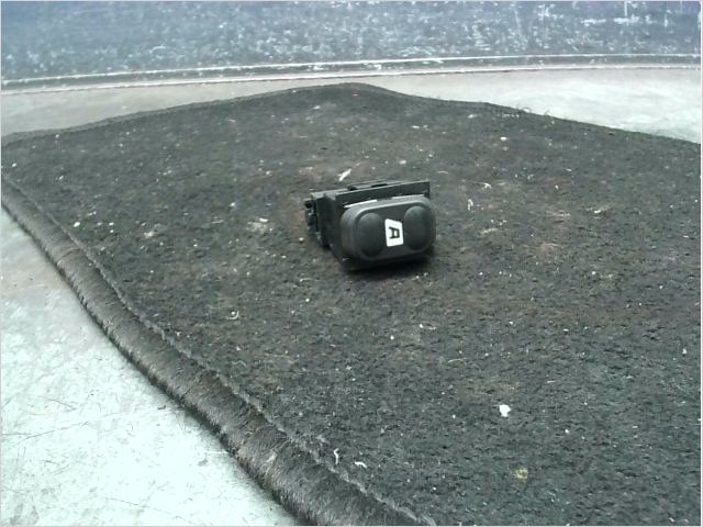 Commande lève-glace porte avant droite Peugeot 607 (9D, 9U) 2.2 hdi (2000-2006)