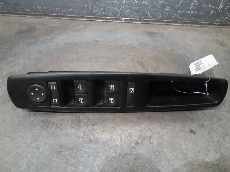 Commande lève-glace porte avant gauche Renault MEGANE III 3-5 portes (BZ0-1_, B3_) 1.5 dci (2009)