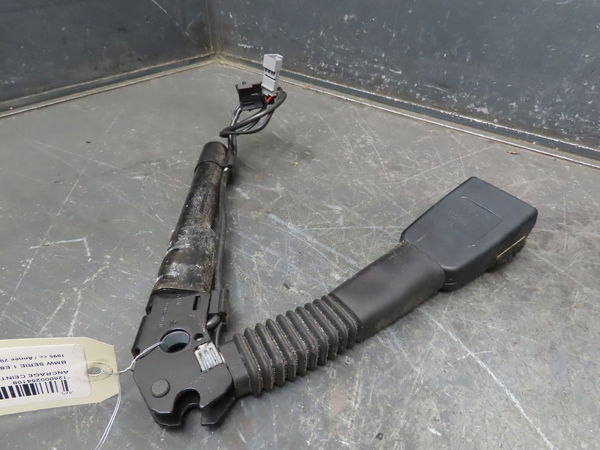 Ancrage ceinture avant gauche BMW SERIE 1 E88