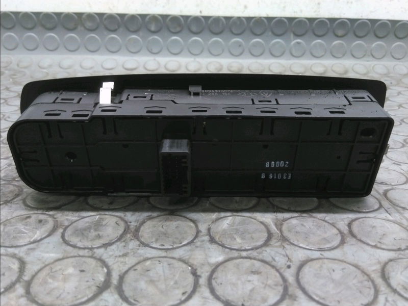 Commande lève-glace porte avant gauche Renault MEGANE III 3-5 portes (BZ0-1_, B3_) 1.5 dci (2009) 5 portes