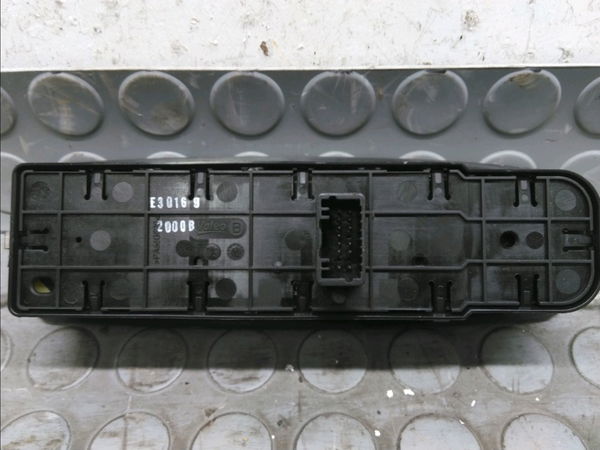 Commande lève-glace porte avant gauche Renault MEGANE III 3-5 portes (BZ0-1_, B3_) 1.5 dci (2009) 5 portes