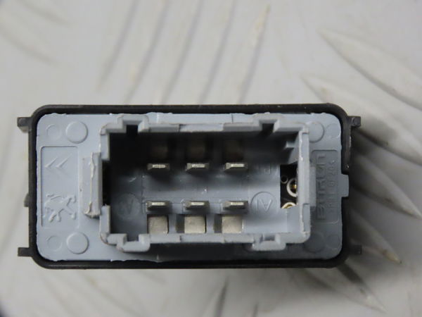 Commande lève-glace porte avant droite Citroën C4 CACTUS 1.2 thp 110 (2014)