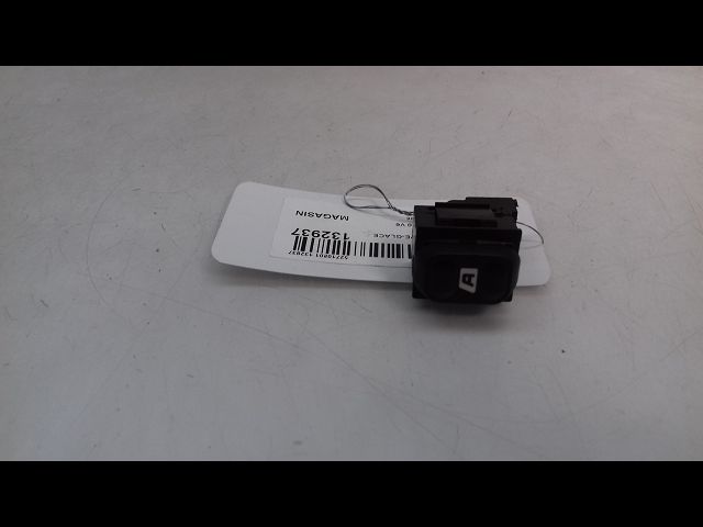 Commande lève-glace porte avant droite Peugeot 607 (9D, 9U) 3.0 v6 24v (2000-2004)