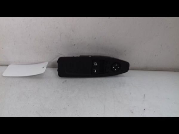 Commande lève-glace porte avant gauche Bmw 1 (F21) 116 d (2011)