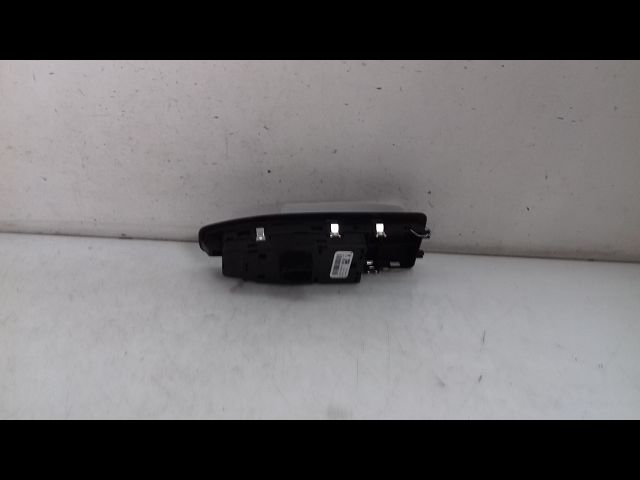 Commande lève-glace porte avant gauche Bmw 1 (F21) 116 d (2011)