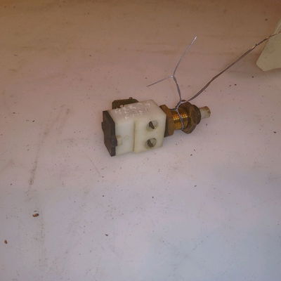 Contacteur de stop sur pedale  Peugeot 205 II (20A-C) 1.4 (1988-1998)
